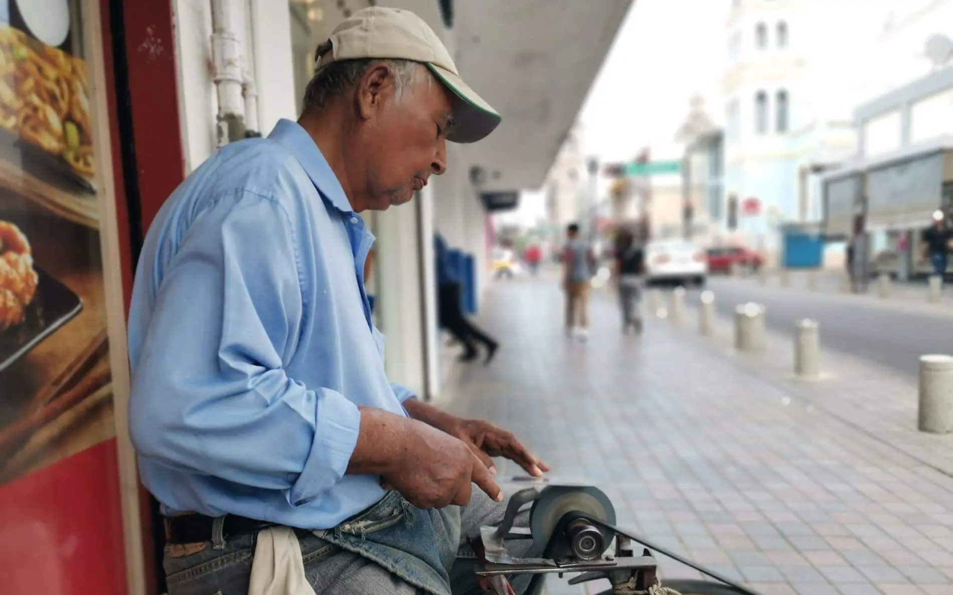 Don Cuco mantiene vivo el oficio del afilador 